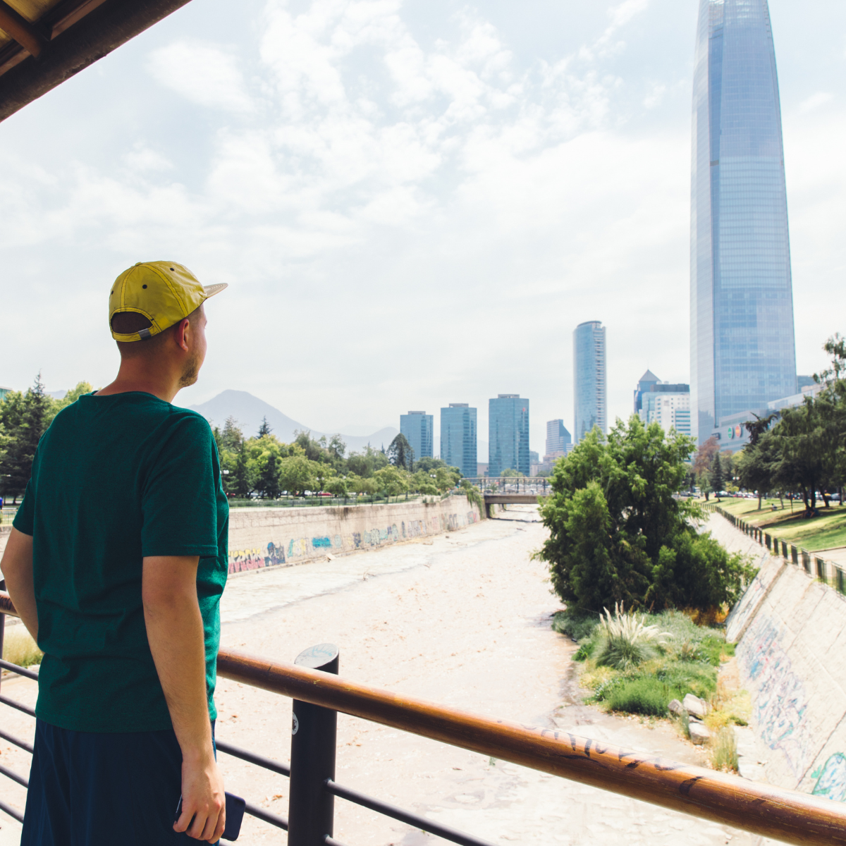 Turista mirando el Costanera